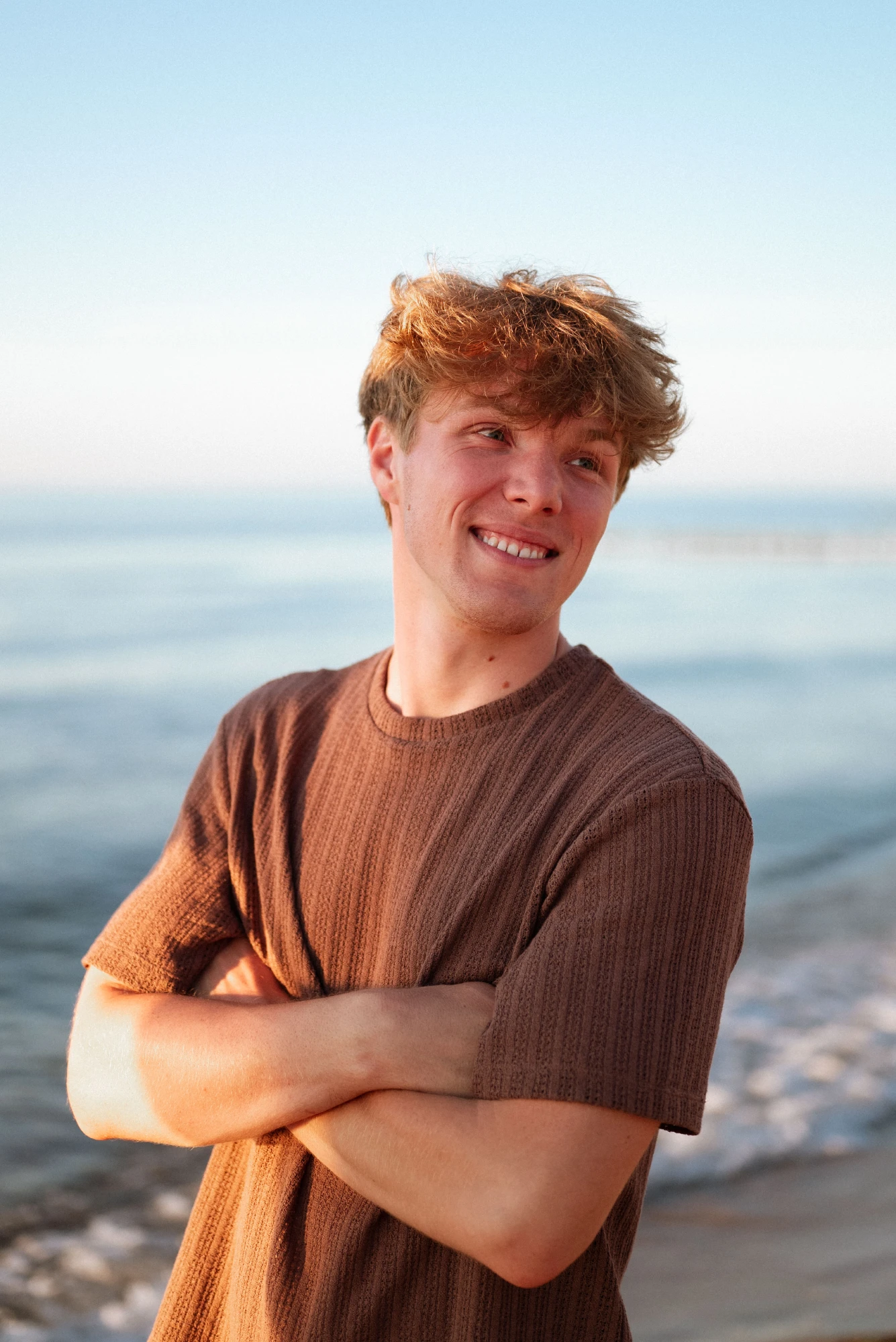 Zdjęcie Dominik Polaka w podkoszulce na tle morza